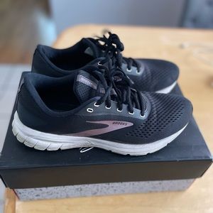 Women’s brooks running shoes size 10